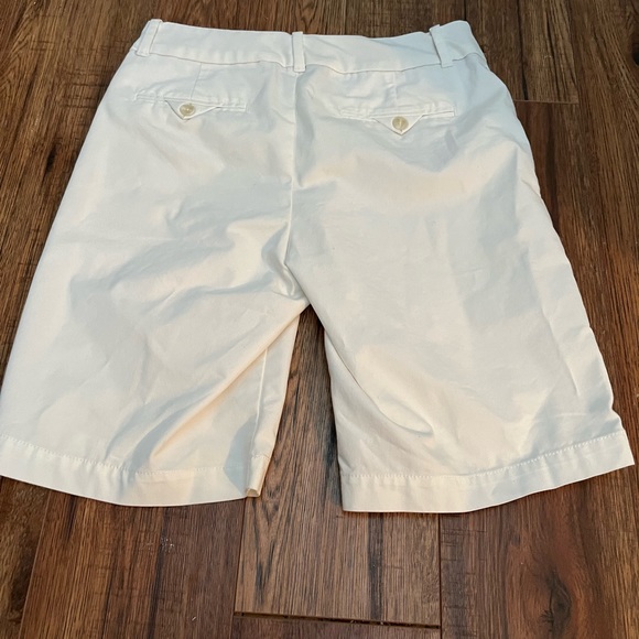 Dockers WOMENS size 6 Shorts. 
Waist 15 1/4” inches lying flat
Rise 9.5” inches - Picture 2 of 3